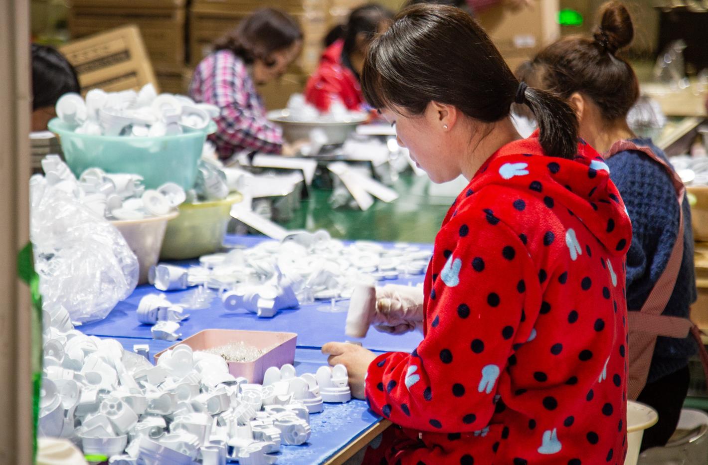 1614402770904853.jpg 3努力工作的姑娘们.jpg